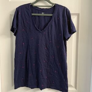 Gap Women's Navy and Red Heart Print V-Neck Short Sleeve T-Shirt Size L